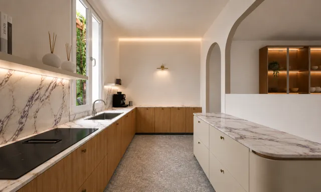 Render — Cucina in legno e pietra venata con mobile basso curvo