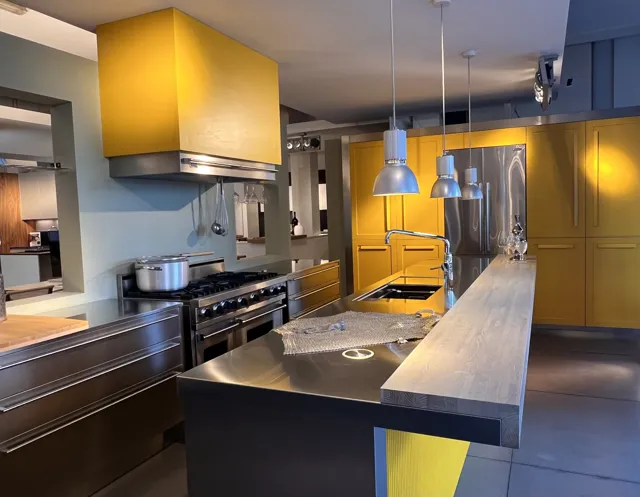 Cucina con dettagli gialli e penisola nello showroom Effeti Bologna