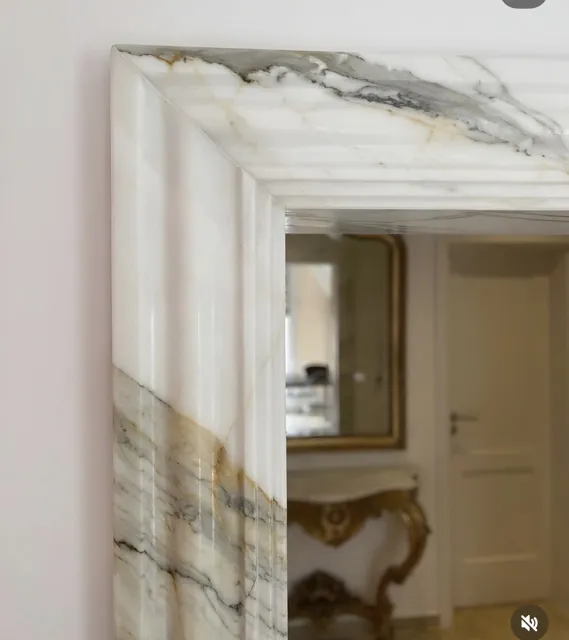 Dettaglio della cornice in marmo dell’ingresso della cucina