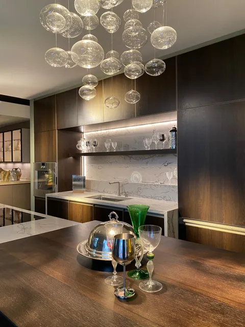 Cucina con isola e lampadario a sfere in vetro