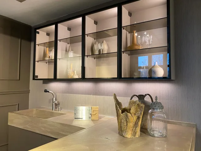 Vetrine illuminate e piano in pietra nello showroom