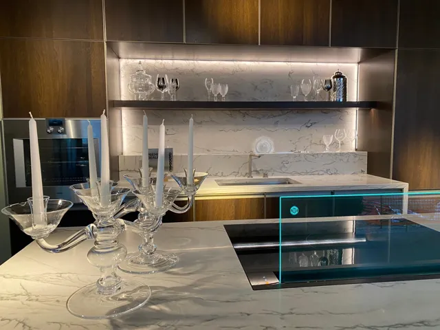 Dettaglio del piano in pietra e della cucina esposta