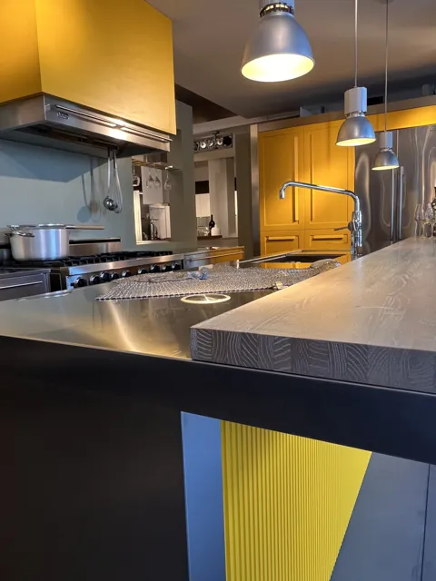 Penisola e dettagli gialli della cucina esposta a Bologna