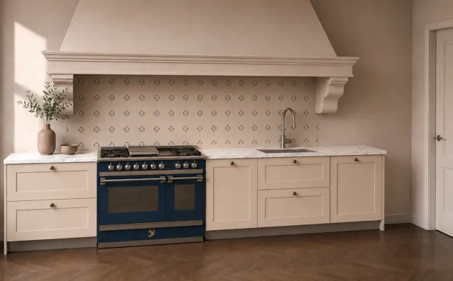 Render — Cucina classica chiara con grande cappa e piano cottura blu